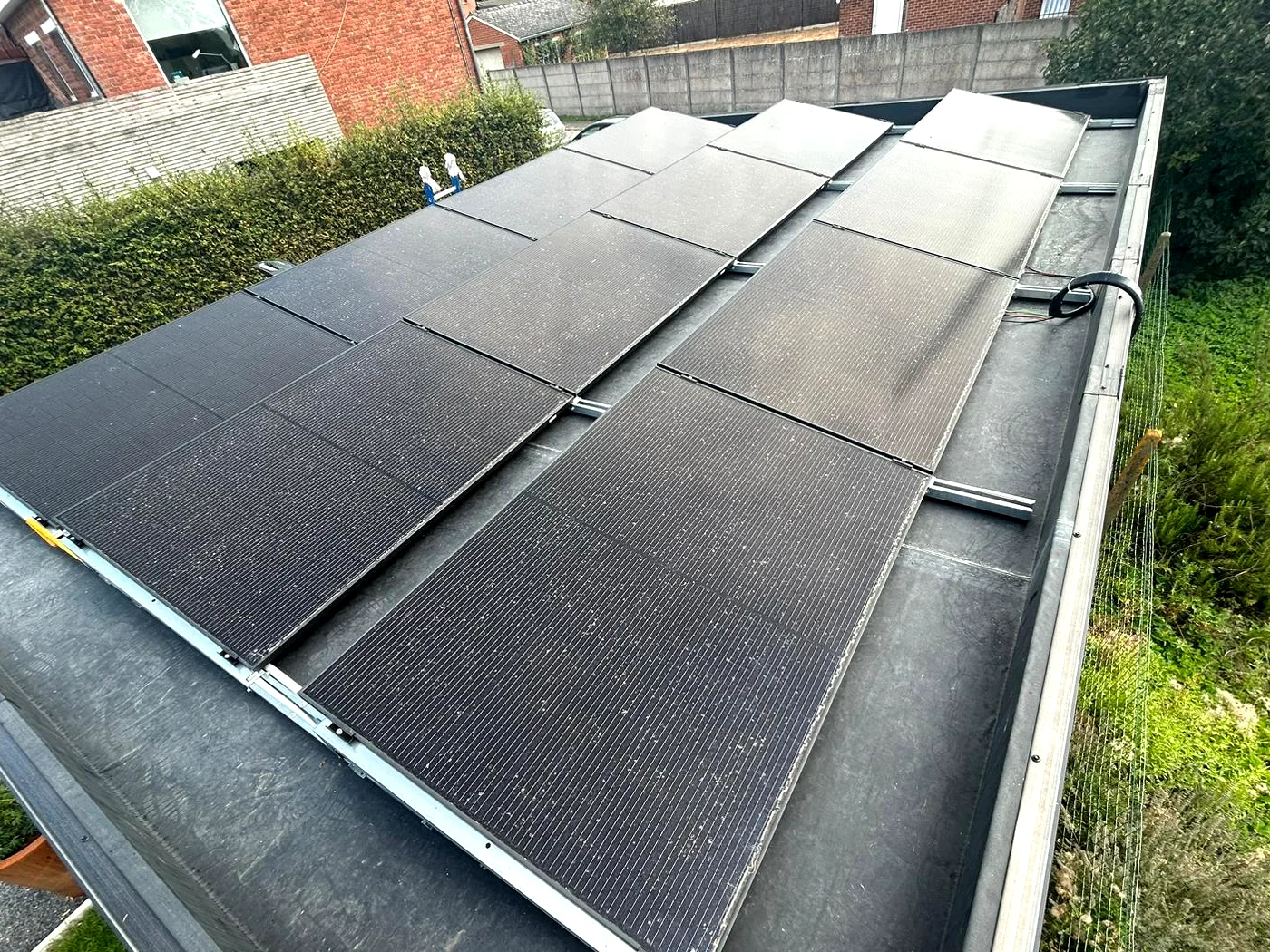 Vue d’ensemble des panneaux photovoltaïques sur toiture plate