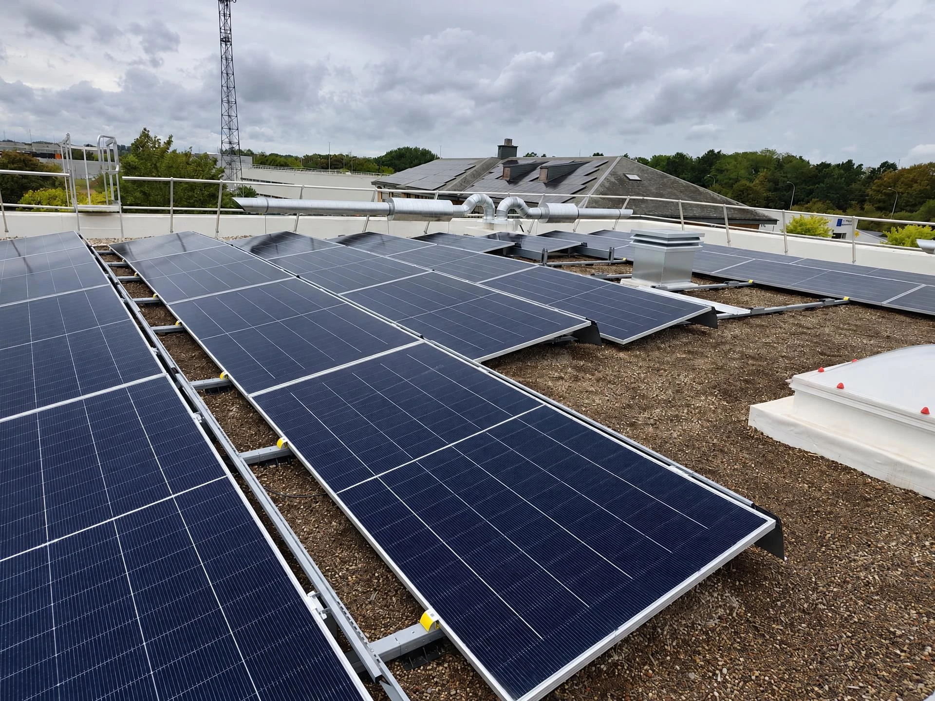 Panneaux photovoltaïques sur supports inclinés et émergences de toiture